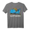 Sleepysaurus Dinosaurier Schlafshirt – Lustiges Nachthemd für Langschläfer, Morgenmuffel & Nachteulen, Bequeme Schlafkleidung für Faulheit und Müde