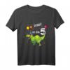 Kinder Geburtstag T-Shirt für Jungen und Mädchen mit 5 Dinosauriern - Klassisch geschnitten, doppelt genähter Saum