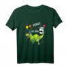 Kinder Geburtstag T-Shirt für Jungen und Mädchen mit 5 Dinosauriern - Klassisch geschnitten, doppelt genähter Saum