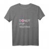 Donut Stop Believing Lustiges Damen, Herren & Kinder T-Shirt – Motivierende Geschenkidee für Donut-Liebhaber zu Geburtstag, Weihnachten & Ostern