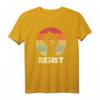 Feminist Shirt. Jahrgang Feminismus T-Shirt im Retro Vintage Stil – Resist & Revolution Shirt für Männer und Frauen, perfektes feministisches Geschenk