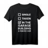 Single, Taken, In the Garage Building a Race Car Funny T-Shirt – Perfektes Geschenk für Autoliebhaber zu Geburtstag & Weihnachten
