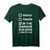 Single, Taken, In the Garage Building a Race Car Funny T-Shirt – Perfektes Geschenk für Autoliebhaber zu Geburtstag & Weihnachten