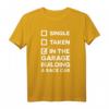 Single, Taken, In the Garage Building a Race Car Funny T-Shirt – Perfektes Geschenk für Autoliebhaber zu Geburtstag & Weihnachten
