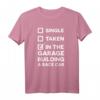 Single, Taken, In the Garage Building a Race Car Funny T-Shirt – Perfektes Geschenk für Autoliebhaber zu Geburtstag & Weihnachten
