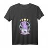 Kawaii Pastel Goth Damen T-Shirt mit Witchy Cat Skull, Kristallen & Mond - Perfekt für Anime, Gothic & Okkultismus Fans