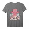 Kawaii Pastell Goth Dämonenkatze und Schädel T-Shirt – Süßes, Gruseliges Anime-Design für Katzenliebhaber & Gothic Fans