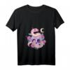 Damen Pastell Goth Creepy Skull Serpent Snake T-Shirt mit V-Ausschnitt – Kawaii Emo Nu Goth Mode für Fans von Okkultismus, Satanismus & Gothic