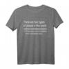 Lustiges Informatik T-Shirt - There Are Two Types Of People In This World für Programmierer, IT-Profis und Informatiker mit Humor