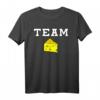 Team Käse T-Shirt – Lustiges Käsefreunde Shirt mit klassischem Schnitt und doppeltem Saum