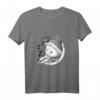 HapOwl im Mond SW Version T-Shirt - Offizielles Sandmännchen Design für Nostalgiker & DDR-Fans