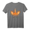 Kürbis Herbst Thema Einhorn T-Shirt – Klassisch geschnitten, perfekt für die Herbstzeit