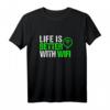 Life Is Better With Wifi Programmierer IT Geek Geschenk T-Shirt – Lustiges Technik- und IT-Profis T-Shirt für Geburtstag & Weihnachten