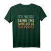 It's Weird Being The Same Age As Old People T-Shirt - Lustiges Geschenk für Großeltern zu Geburtstag & Weihnachten