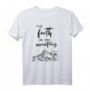 Bibel Spruch 'Our Faith Can Move Mountains' - Motivations T-Shirt mit Berge Design für Christen, Priester & Gläubige als Geschenk zu Weihnachten oder Geburtstag