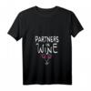 Damen Partners in Wine - Wein T-Shirt mit V-Ausschnitt, Perfekt als Geschenk für Weinliebhaberinnen und Paare