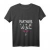 Damen Partners in Wine - Wein T-Shirt mit V-Ausschnitt, Perfekt als Geschenk für Weinliebhaberinnen und Paare