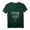 Damen Partners in Wine - Wein T-Shirt mit V-Ausschnitt, Perfekt als Geschenk für Weinliebhaberinnen und Paare