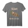 Team Home Office Faultier Geschenk T-Shirt – Humorvolles Büro Spruch für Arbeitskollegen & Home Office Fans