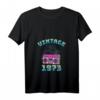 Damen 47. Geburtstag Vintage 1973 T-Shirt mit V-Ausschnitt – Retro Geschenk für Mann und Frau, Geburtstagsspruch mit Palmen & Ghettoblaster