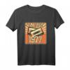 43. Geburtstagsgeschenk Klassische Kassette Jahrgang 1977 T-Shirt – Vintage Design für Retro-Feiern & Geburtstagsgeschenke