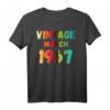 Jahrgang März 1967 T-Shirt - Klassisch geschnitten, doppelt genähter Saum, Perfektes Geburtstagsgeschenk
