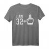 32 Jahre Geburtstag T-Shirt mit Mittelfinger - Lustiges Geburtstagsgeschenk für Männer & Frauen zum Feiern