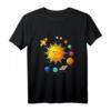Kinder Sonnensystem T-Shirt mit Planeten, Sonne & Raketen – Buntes Weltraumdesign für Kinder zum Geburtstag & Weihnachten