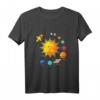 Kinder Sonnensystem T-Shirt mit Planeten, Sonne & Raketen – Buntes Weltraumdesign für Kinder zum Geburtstag & Weihnachten