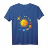 Kinder Sonnensystem T-Shirt mit Planeten, Sonne & Raketen – Buntes Weltraumdesign für Kinder zum Geburtstag & Weihnachten