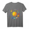 Kinder Sonnensystem T-Shirt mit Planeten, Sonne & Raketen – Buntes Weltraumdesign für Kinder zum Geburtstag & Weihnachten
