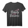 Schönheit ist mein Beruf Kosmetikerin T-Shirt – Klassisch geschnitten, doppelt genähter Saum, ideal für Beauty-Profis und als Geschenk