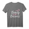 Schönheit ist mein Beruf Kosmetikerin T-Shirt – Klassisch geschnitten, doppelt genähter Saum, ideal für Beauty-Profis und als Geschenk