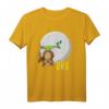 Lustiges Eulen T-Shirt vor dem großen hellen Mond – Humorvolles Tiermotiv für Nachtvogelliebhaber und Tierfreunde