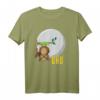 Lustiges Eulen T-Shirt vor dem großen hellen Mond – Humorvolles Tiermotiv für Nachtvogelliebhaber und Tierfreunde