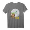 Lustiges Eulen T-Shirt vor dem großen hellen Mond – Humorvolles Tiermotiv für Nachtvogelliebhaber und Tierfreunde