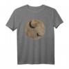 Mensch schaukelt vor dem Mond - Cooles Weltraum T-Shirt mit Mondschein, Galaxie und Retro-Look für Astronomie- und Sci-Fi-Fans