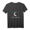 Damen LGBTQ Trans Pride Flagge T-Shirt mit Mond & V-Ausschnitt – Unterstütze die Vielfalt & Feier die sexuelle Freiheit