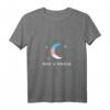 Damen LGBTQ Trans Pride Flagge T-Shirt mit Mond & V-Ausschnitt – Unterstütze die Vielfalt & Feier die sexuelle Freiheit