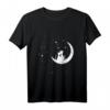 Verliebtes Katzenpaar im Mond T-Shirt - Romantisches Katzenmotiv für Tierliebhaber und Sternenhimmel-Fans