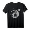 Astronaut arbeitet mit Spitzhacke am Mond T-Shirt – Coole Raumfahrt Design Geschenk für Weltraumliebhaber und Sternenträumer