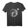 Astronaut arbeitet mit Spitzhacke am Mond T-Shirt – Coole Raumfahrt Design Geschenk für Weltraumliebhaber und Sternenträumer