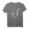 Astronaut arbeitet mit Spitzhacke am Mond T-Shirt – Coole Raumfahrt Design Geschenk für Weltraumliebhaber und Sternenträumer
