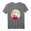 Heulender Wolf im Vollmond - Kunstillustration T-Shirt für Wolfsliebhaber, Naturschutz und Outdoor-Abenteuer