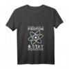 Damen Physik T-Shirt Think Like A Proton Stay Positive – Perfektes Geschenk für Wissenschafts- und Physikliebhaber