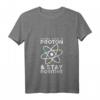 Damen Physik T-Shirt Think Like A Proton Stay Positive – Perfektes Geschenk für Wissenschafts- und Physikliebhaber