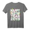 Happy New Year 2019 T-Shirt mit Feuerwerk & Raketen – Buntes Silvester Outfit für Damen, Herren & Kinder zum Jahreswechsel