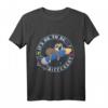 It's okay to be different Faultier Junge T-Shirt mit Rakete und Feuerwerk – Lustiges, klassisch geschnittenes Kindermotiv