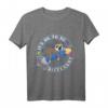It's okay to be different Faultier Junge T-Shirt mit Rakete und Feuerwerk – Lustiges, klassisch geschnittenes Kindermotiv