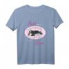 Pudel liegen nicht einfach herum, sie verschönern den Raum - Comicstyle Pudel T-Shirt für Pudelliebhaber und Hundefreunde